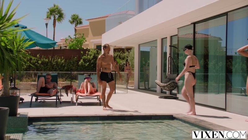 伊芙·斯威特与阿加莎·维加打赌事务超高清 4k