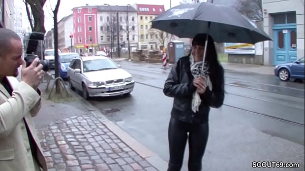 Teeny viene avvicinata per strada e scopata per soldi