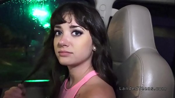 Kerl nimmt Teenager-Anhalter mit und gibt ihm Schwanz