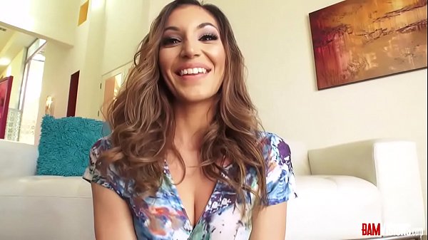 Moka Mora bereitet sich auf Analsex vor – Masturbation, Blowjob