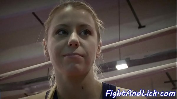 Ragazzi dalle tette piccole che lottano e si leccano la fica