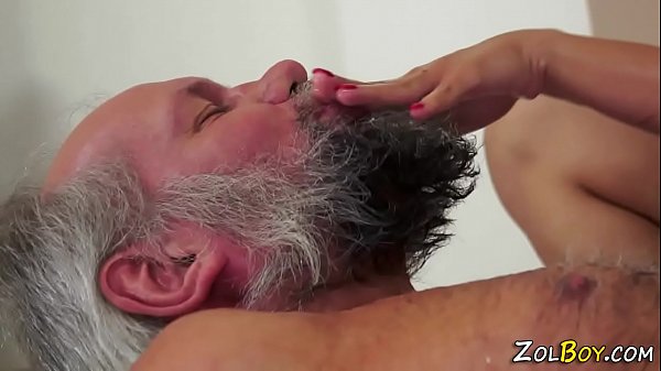 Perverser Teenager zerrt alten Mann