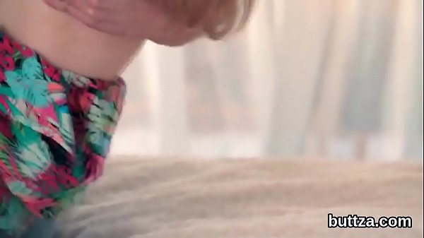 Diese hinreißende, zierliche Tussi lässt ihre schmale Vagina und ihren winzigen Anus aufbohren