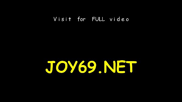 Teen dehnt nasse Löcher