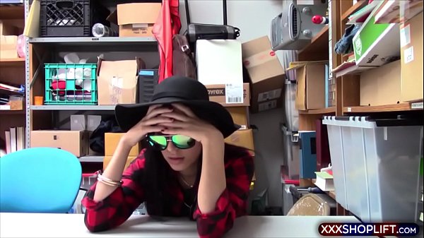 Zierlicher Teenager-Ladendieb wurde erwischt und doppelt gefickt