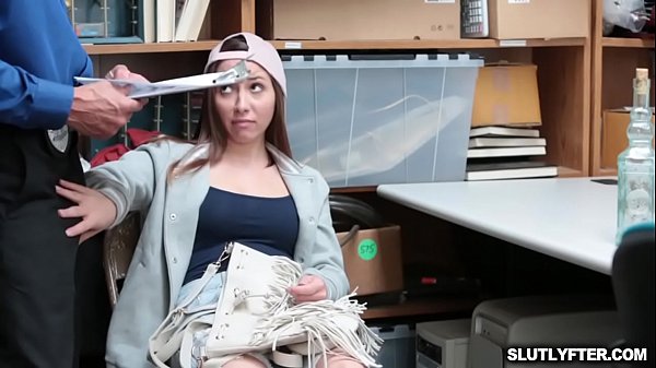 La dolce e arrapata Hayden Hennessy ha un cazzo enorme e carnoso