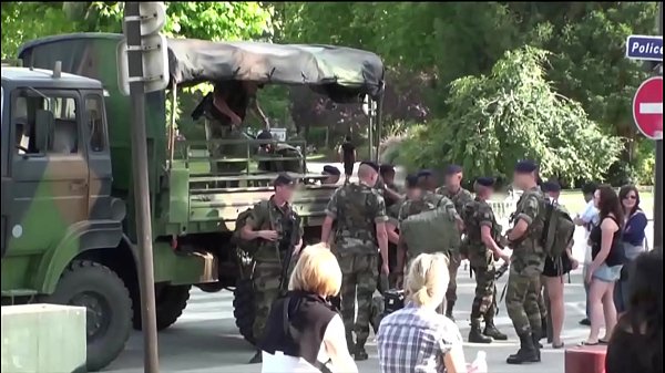 Sexo a três em público extremamente arriscado pelo marco mais famoso do mundo