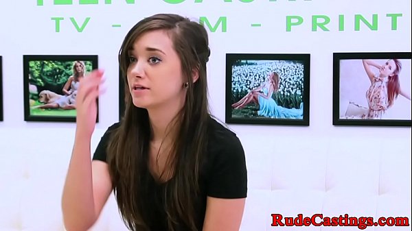 Teenie-Schönheit wird beim Casting grob in die Kehle gefickt