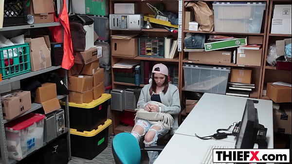 Hayden Hennessy tem que pagar por roubo