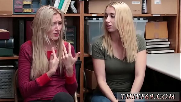 Polizistin Eine Stiefmutter und die Tochter eines Kollegen, die erwischt wurden