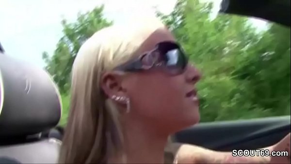 Adolescente di Amburgo scopa con un rifugiato africano sul campo