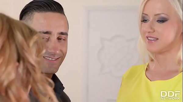 Una coppia arrapata assume una babysitter e la scopa senza senso