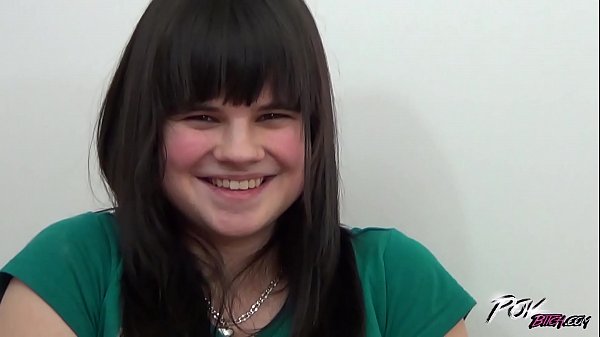 Una ninfomane tettona e paffuta cavalca un grosso cazzo come mai prima d'ora