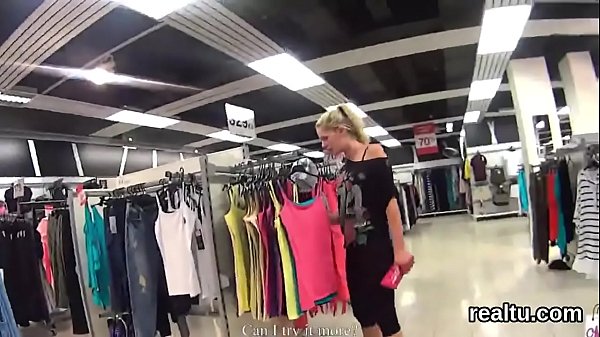 L'affascinante gattina ceca viene presa in giro nel centro commerciale e scopata in pov