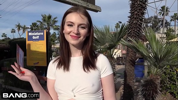 Maya Kendrick Amateur Teen zeigt haarige Muschi beim Minigolf-Date