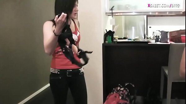 Hübscher Teenager trägt Strapon und wird von Kumpel gefickt