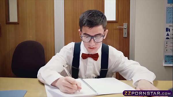 Heiße Cheerleaderin fickt mit dem Streber der Klasse