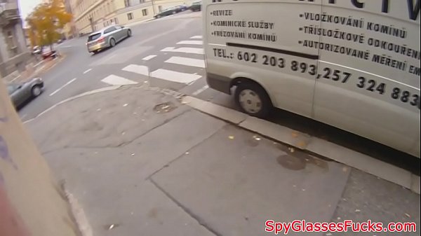 Gezogene Schönheit lutscht draußen einen Schwanz