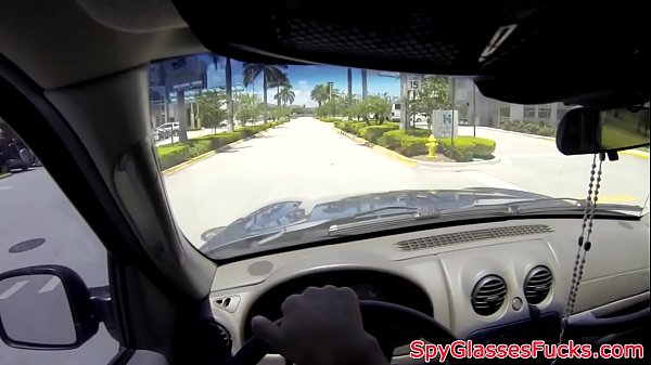 Schwanzliebendes Luder wird im POV abgeholt und gebumst