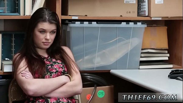 Geiler muslimischer Teenager und Teenager außerhalb des Autos zum ersten Mal. Mutmaßlicher Dieb