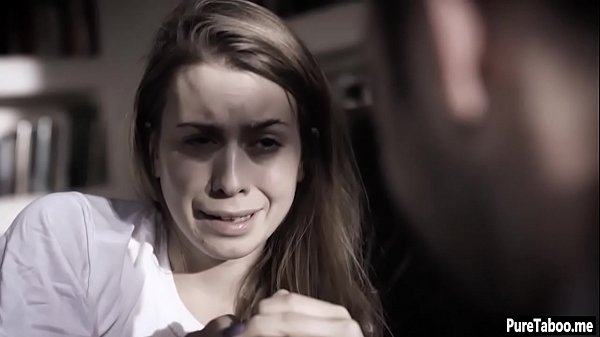 Uno strano psichiatra scopa la figa stretta di una paziente adolescente