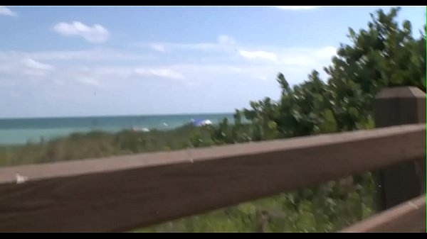 Belleza traviesa expone sus tetas