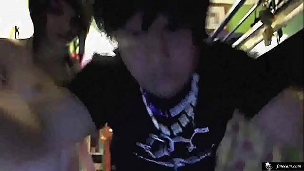 Sehr süßes junges Emo-Mädchen fickt vor der Webcam