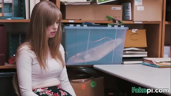 咄咄逼人的苍白苗条青少年鸡巴骑在桌子店上