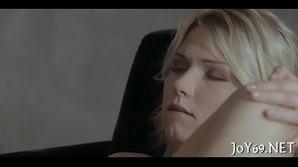 Schwanzhungriger volljähriger Teenager spielt Schlitz