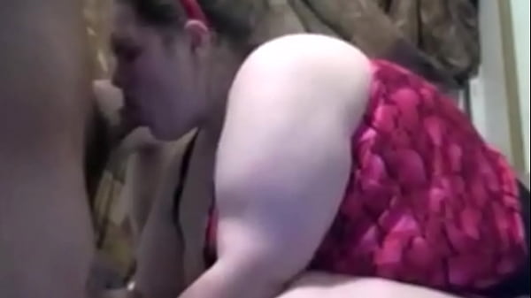 La moglie si veste come una coccinella e succhia il cazzo del marito, asciugandolo e ingoiandolo