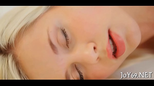 Eleganter volljähriger Teenager in einem Softcore-Stück