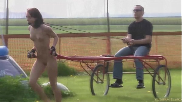 Grave umiliazione da schiavitù e urla di dolore per uno schiavo indifeso