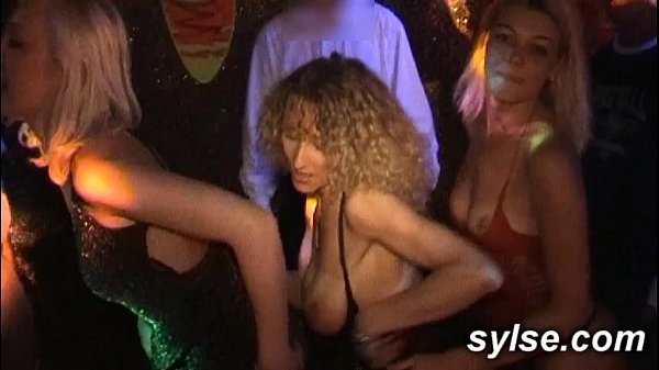 MILF et ado : gode en voiture et orgie gangbang en club