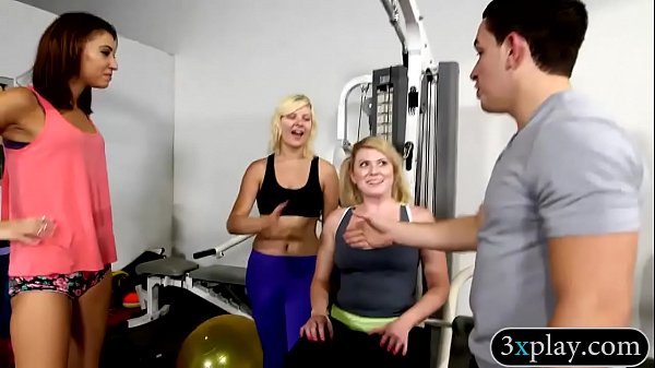 Enge Amateur-Babes zeigen für Geld ihre frechen Titten