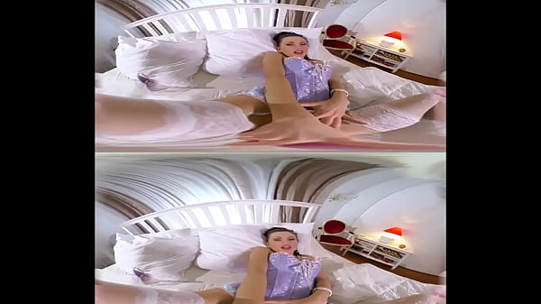 La giovane ragazza selvaggia si spoglia