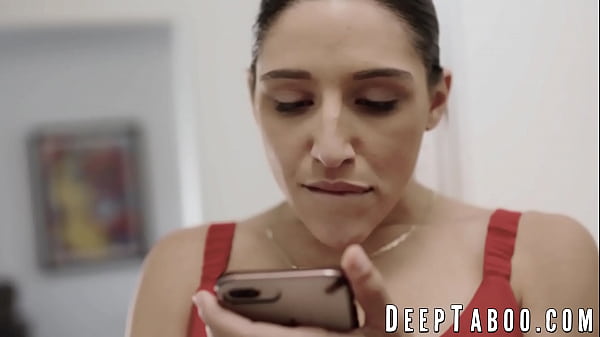 Una ragazza con un grosso bottino cavalca il cazzo nero mostruoso del fratellastro come un professionista