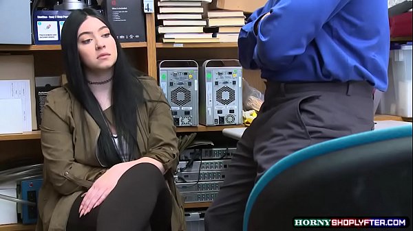 Un officier cogne la chatte d'Amilias, une adolescente aux gros seins