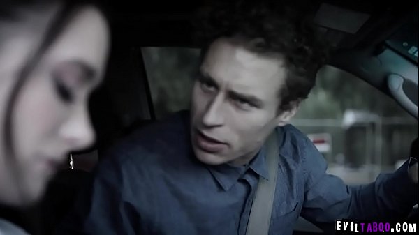 La sorellastra adolescente Gia Paige sorpresa dal fratellastro mentre faceva sesso con il suo ragazzo. È stata ricattata e ha deciso di scopare con lui per mantenere il suo segreto.