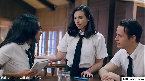 Gruselige Stiefgeschwister ficken einen jungfräulichen Teenager – Casey Calvert, Vienna Black