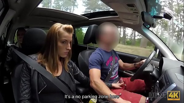 CHASSE4K. Cocu permet à une fille blonde de toucher la bite d'un inconnu contre de l'argent