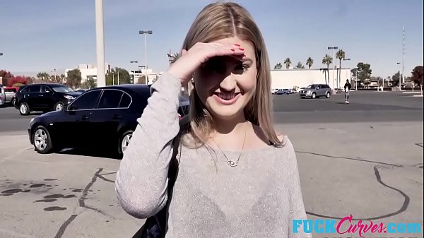 La ragazza attraente si diverte