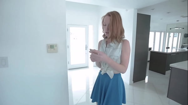 Katy sente il cazzo del suo stallone prima di prenderlo sul divano