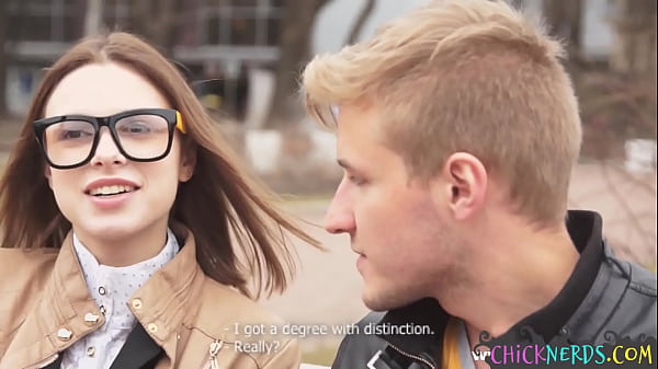 Zierliche europäische Studentin lutscht dem Nachhilfelehrer den Schwanz