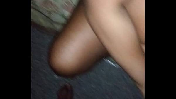 Wildes Teenie-Mädchen posiert in Unknown