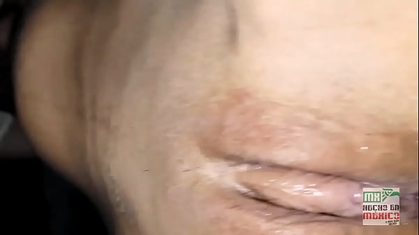 Sophie Petite e amatoriale messicana posa per i suoi fan fetish, piedi di 23 cm e perizoma viola, pecorina e sborrata sull'addome e sulle tette