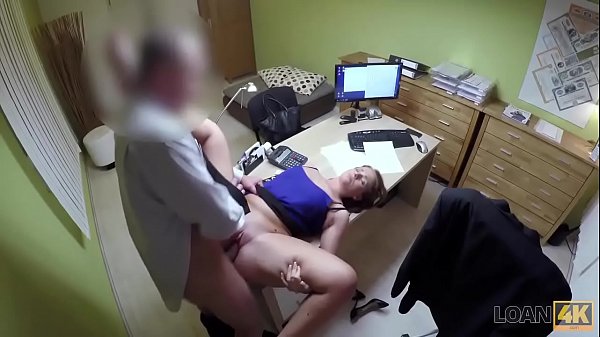 LOAN4K. Blonde vient a lagence de pret et a le sexe sauvage pour de l'_argent