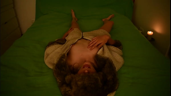 Junger Amateur-Teenager masturbiert und stöhnt im Pelzmantel auf dem Bett