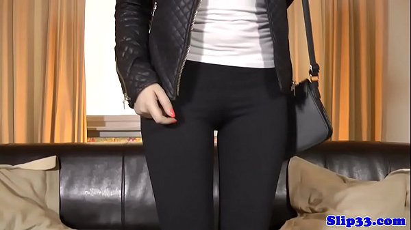 Stilvoller Teenager wird von altem Mann doggystyled