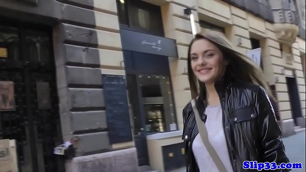 Stilvoller britischer Teenager befriedigt den Schwanz eines alten Mannes