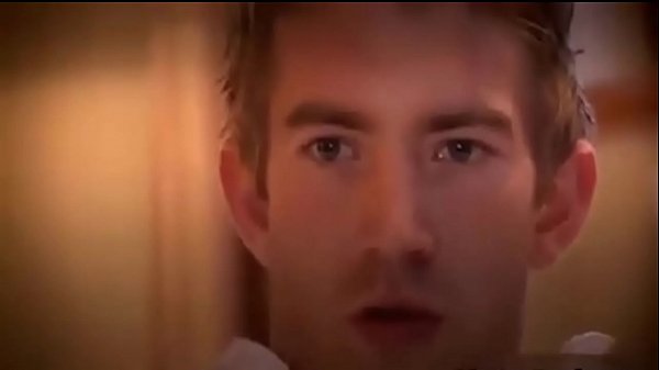 Henessy sieht, wie ihr Stiefbruder sich in seinem Arsch einen runterholt